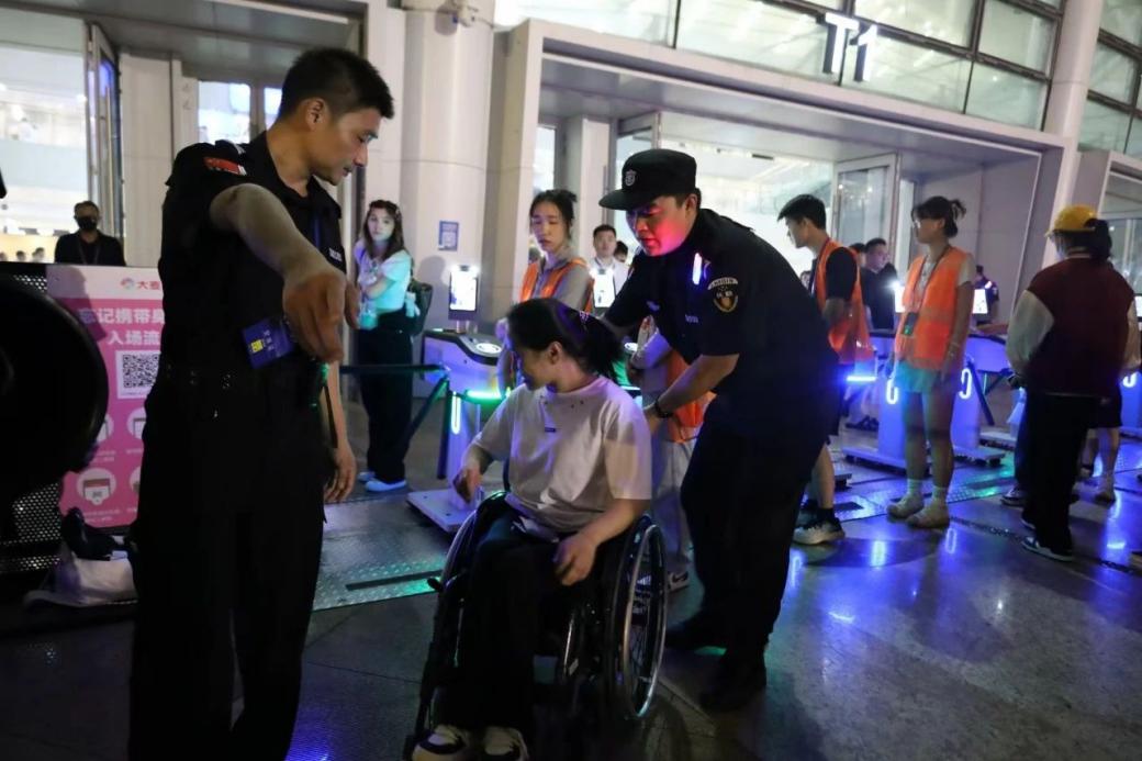 C:/Users/Administrator/Desktop/“安保鐵軍、硬核保障”2024系列報道四十二——南京市保安服務(wù)有限公司成功護航張碧晨「今兒個開心」十周年巡回演唱會南京站安保任務(wù)/5.jpg5