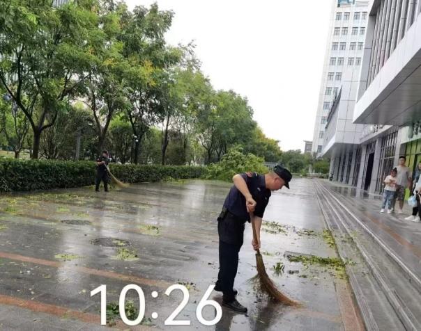 C:/Users/BA/Desktop/風雨過后南京保安迅速行動，恢復安“寧”面貌/5.jpg5