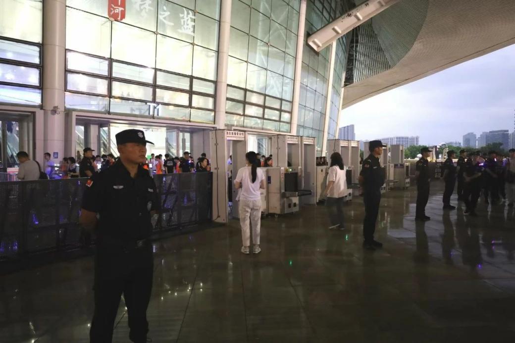 C:/Users/Administrator/Desktop/“安保鐵軍、硬核保障”2024系列報道四十二——南京市保安服務(wù)有限公司成功護航張碧晨「今兒個開心」十周年巡回演唱會南京站安保任務(wù)/3.jpg3
