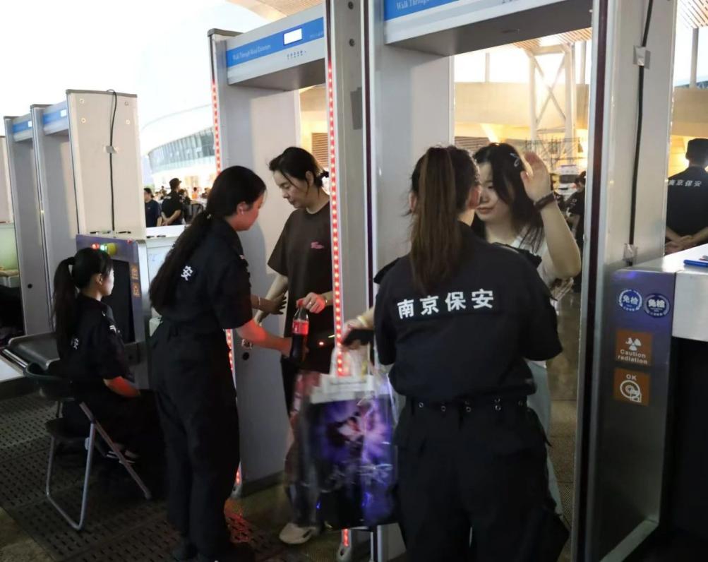 C:/Users/Administrator/Desktop/“安保鐵軍、硬核保障”2024系列報道四十二——南京市保安服務(wù)有限公司成功護航張碧晨「今兒個開心」十周年巡回演唱會南京站安保任務(wù)/2.jpg2